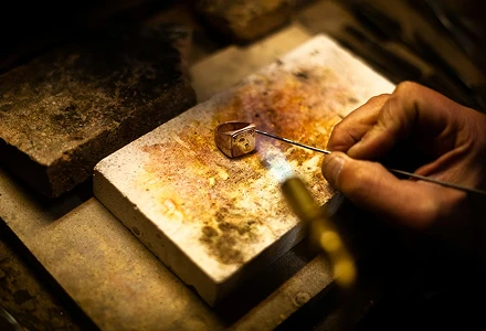 اقطع المادة الخام وفقا للرسم